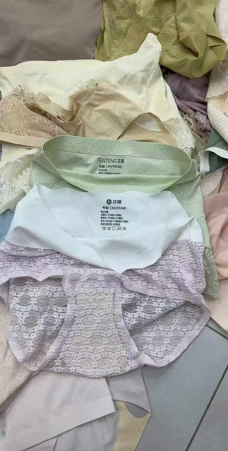 品牌:浪莎、芬腾、红豆、猫人多品牌3万条,主要以高腰大码为主,偏性感蕾丝,无痕也有一些,以浅色为主,可以穿100-150斤,100条起批,300-500款式齐全